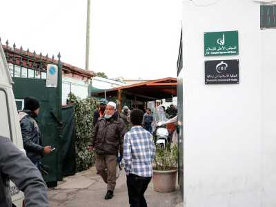 A quel punto la moschea si svuota. I fedeli si rimettono le scarpe e vanno via